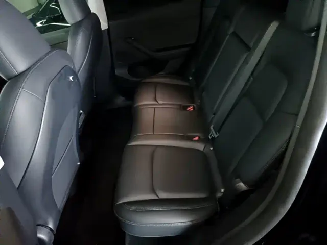 Tesla Model Y — Фото автомобиля 16