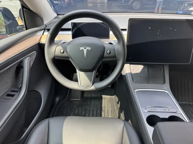 Tesla Model Y — Фото автомобиля 11