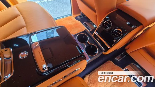 Rolls-Royce Phantom — Фото автомобиля 15