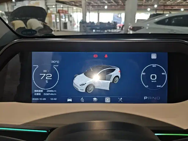 Tesla Model Y — Фото автомобиля 11
