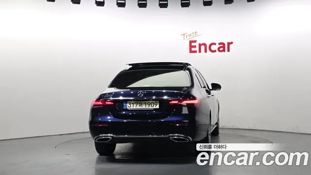 Mercedes-Benz E-Class — Фото автомобиля 3