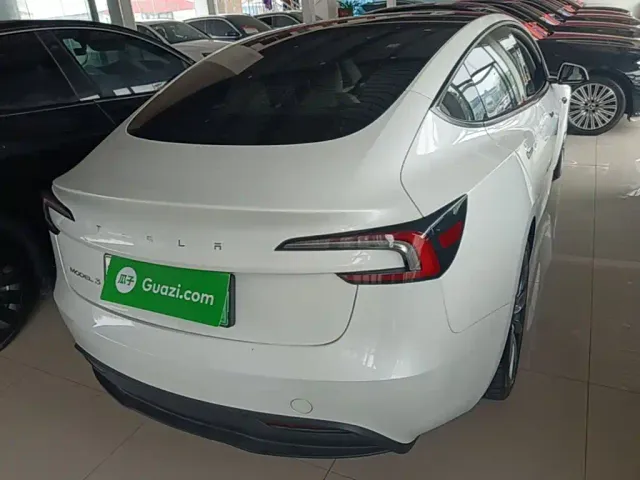 Tesla Model 3 — Фото автомобиля 5