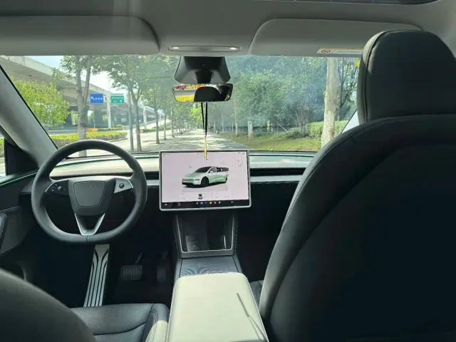Tesla Model Y — Фото автомобиля 6