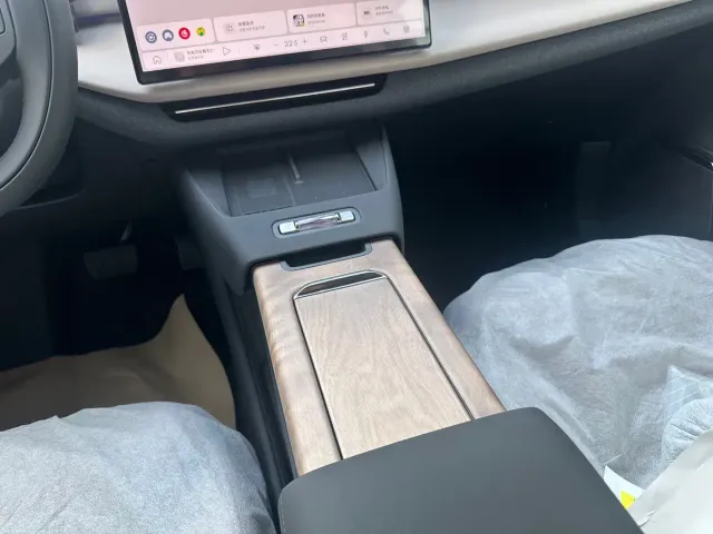 Volvo XC70 Plug-in Hybrid — Фото автомобиля 14