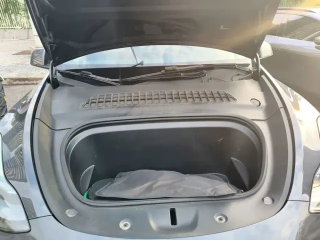 Tesla Model Y — Фото автомобиля 21