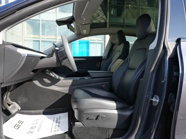 Tesla Model Y — Фото автомобиля 13