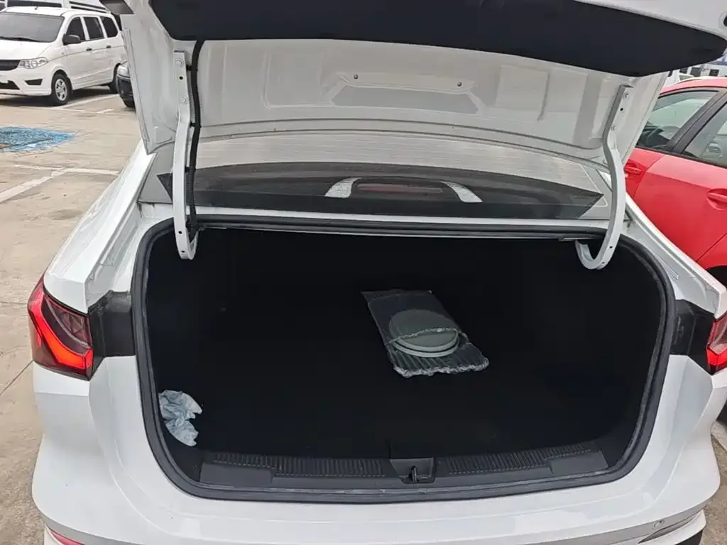 Roewe Roewe i5 2023 1.5L CVT Honor Edition — Фото автомобиля 18
