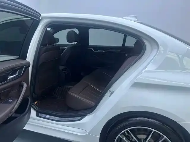 BMW 5 Series — Фото автомобиля 9