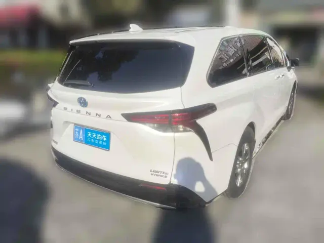 Toyota Sienna — Фото автомобиля 2