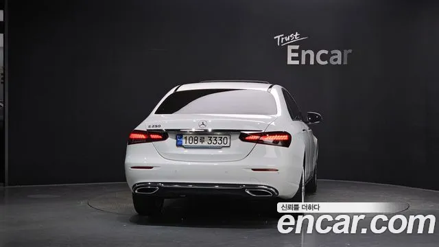 Mercedes-Benz E-Class — Фото автомобиля 3