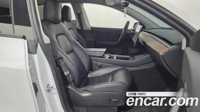 Tesla Model Y — Фото автомобиля 12