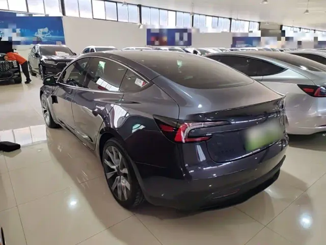 Tesla Model 3 — Фото автомобиля 4