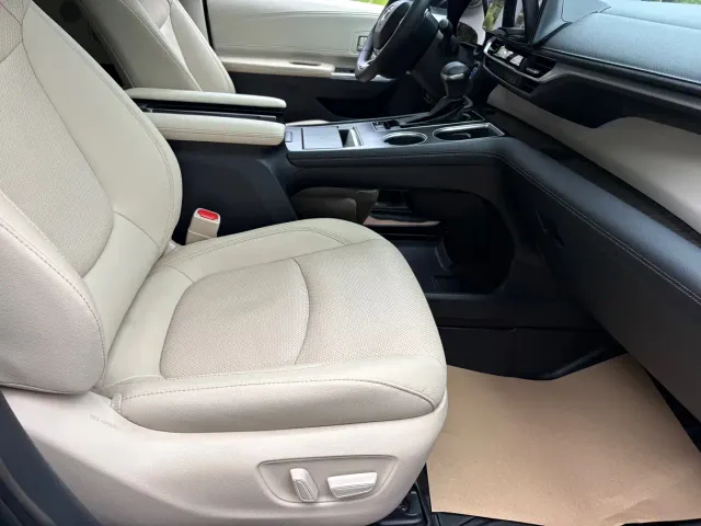 Toyota Sienna — Фото автомобиля 5