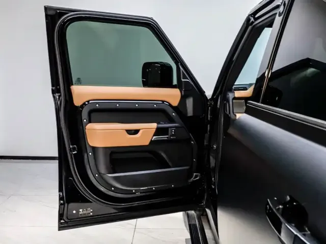 Land Rover Defender — Фото автомобиля 7
