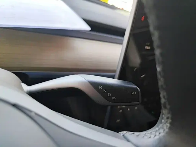 Tesla Model Y — Фото автомобиля 13