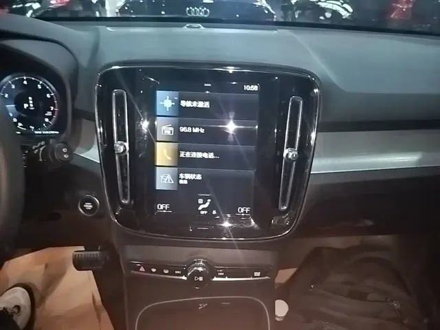 Volvo XC40 — Фото автомобиля 8