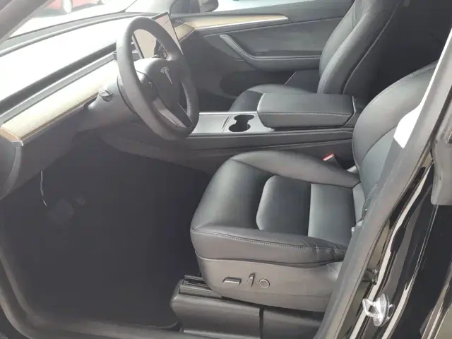 Tesla Model Y — Фото автомобиля 9