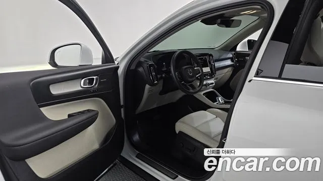 Volvo XC40 — Фото автомобиля 15