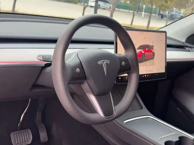 Tesla Model Y — Фото автомобиля 7