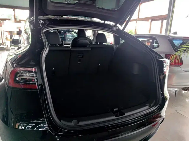 Tesla Model Y — Фото автомобиля 18