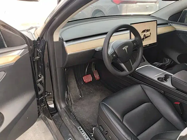 Tesla Model Y — Фото автомобиля 15