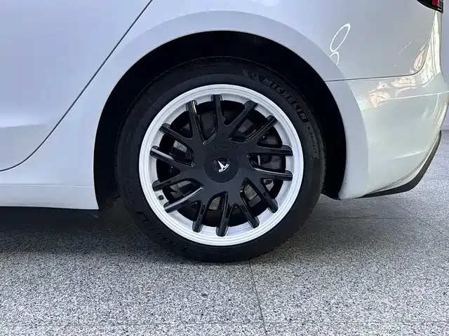 Tesla Model 3 — Фото автомобиля 14