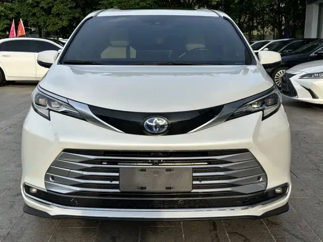 Toyota Sienna — Фото автомобиля 2