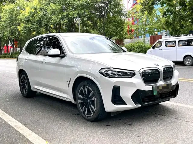 BMW iX3 — Фото автомобиля 2