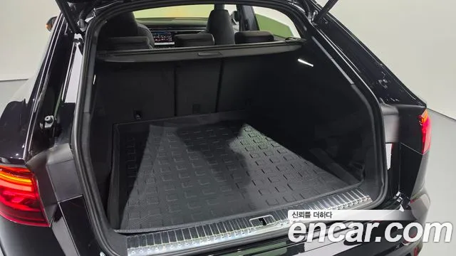 Audi Q8 55 TFSI quattro Premium — Фото автомобиля 30