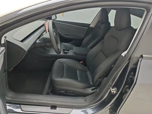 Tesla Model 3 — Фото автомобиля 14