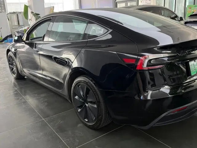 Tesla Model 3 — Фото автомобиля 4