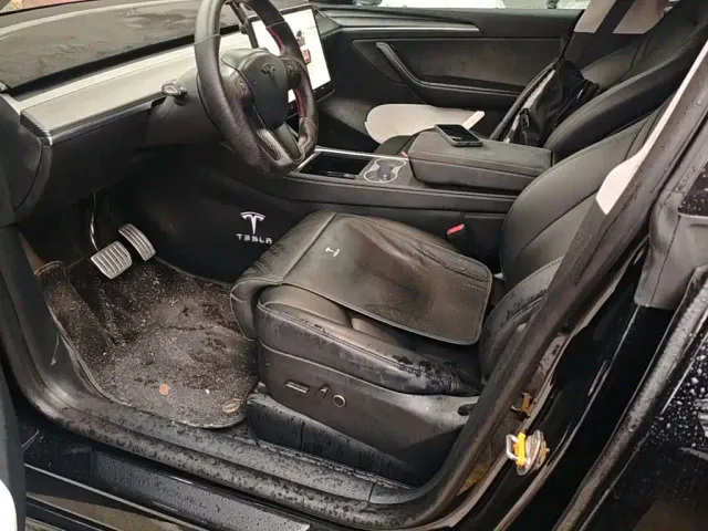 Tesla Model Y — Фото автомобиля 14