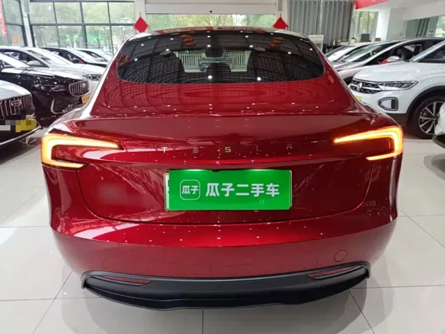 Tesla Model 3 — Фото автомобиля 5