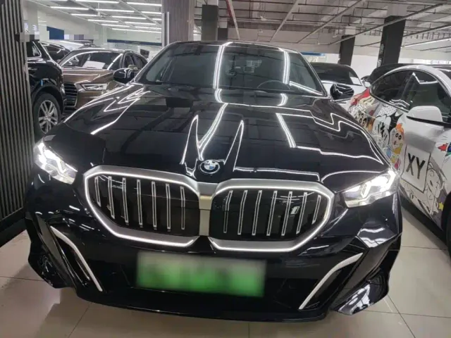 BMW i5 — Фото автомобиля 2