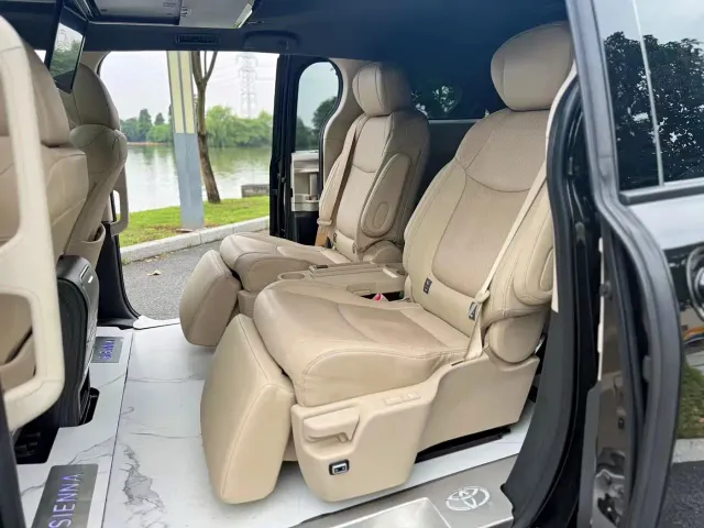 Toyota Sienna — Фото автомобиля 6