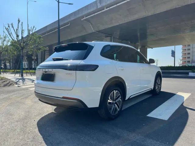 Geely Galaxy Starship 7 EM-i — Фото автомобиля 5