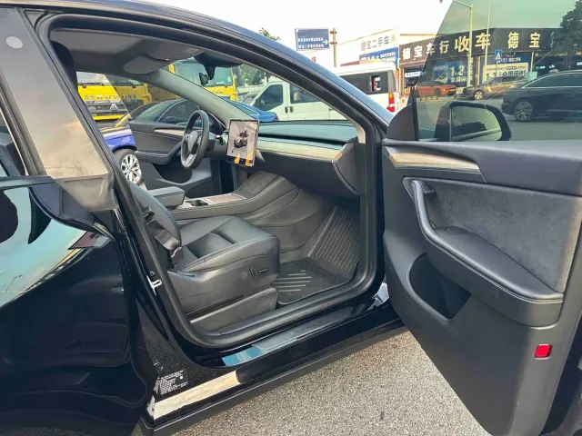 Tesla Model Y — Фото автомобиля 13