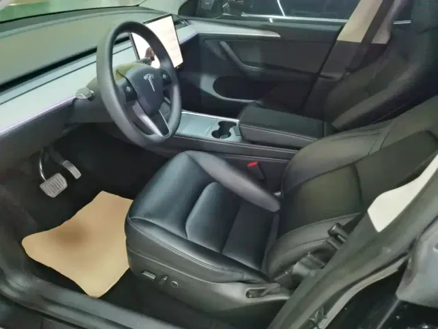 Tesla Model Y — Фото автомобиля 14