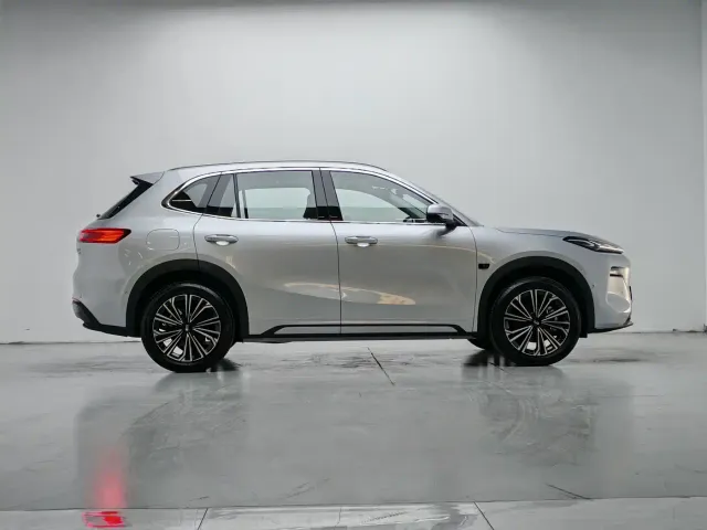 Geely Galaxy Starship 7 EM-i — Фото автомобиля 11