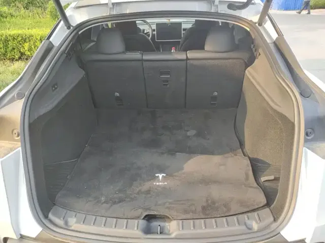 Tesla Model Y — Фото автомобиля 4