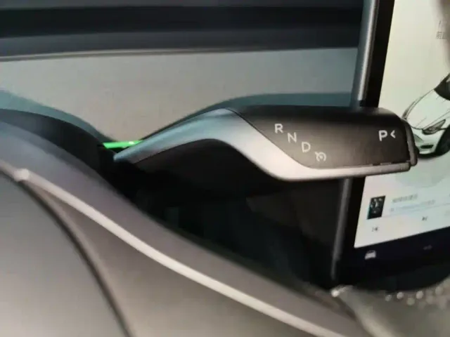 Tesla Model Y — Фото автомобиля 13