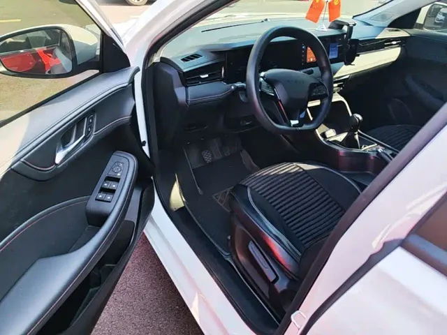 Roewe i5 — Фото автомобиля 15