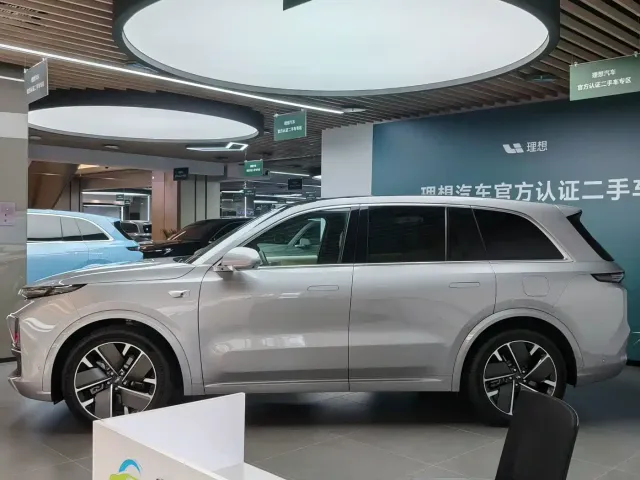 Li Auto L8 — Фото автомобиля 4