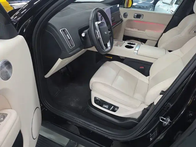 Li Auto L8 — Фото автомобиля 14