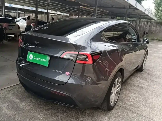 Tesla Model Y — Фото автомобиля 6