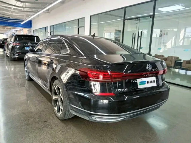 Volkswagen Passat — Фото автомобиля 3