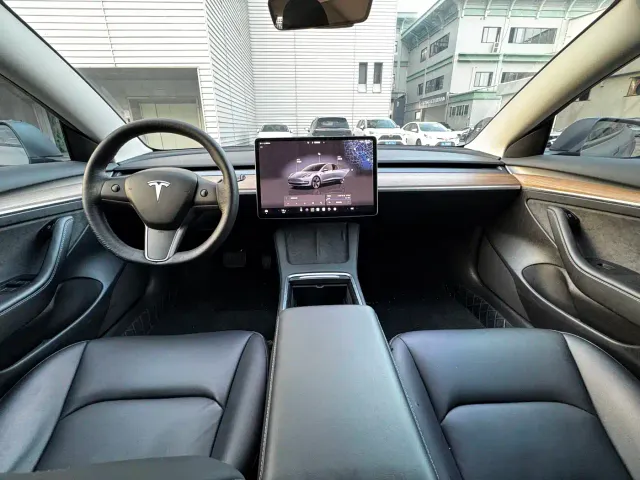 Tesla Model 3 — Фото автомобиля 10
