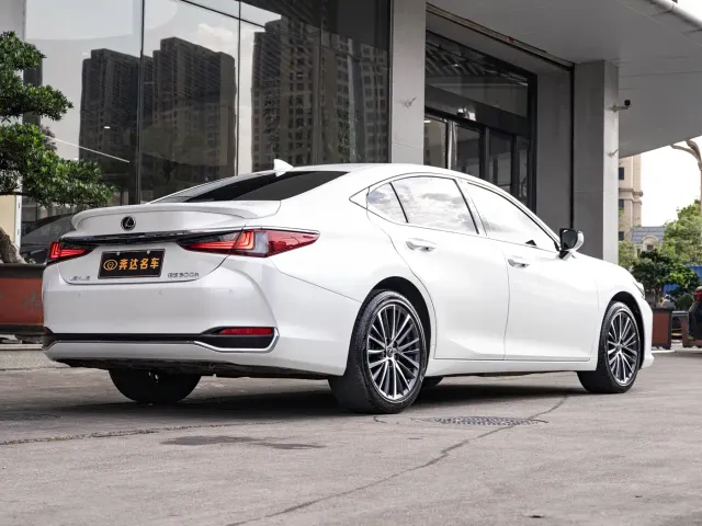 Lexus ES — Фото автомобиля 3
