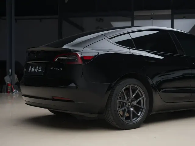 Tesla Model 3 — Фото автомобиля 6