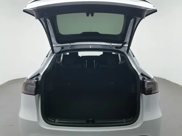 Tesla Model Y — Фото автомобиля 16
